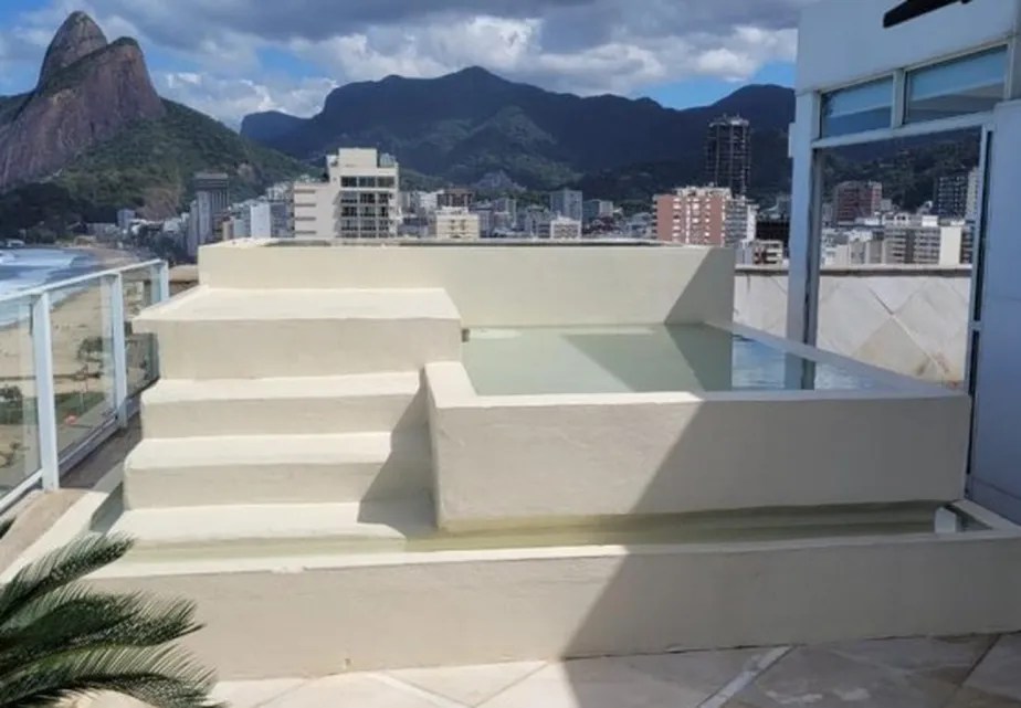 Vista da piscina de hidromassagem construída em cobertura da Vieira Souto reprodução