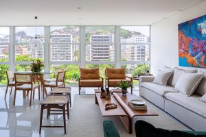 Apartamento no Rio ganha área social integrada e décor em tons de verde