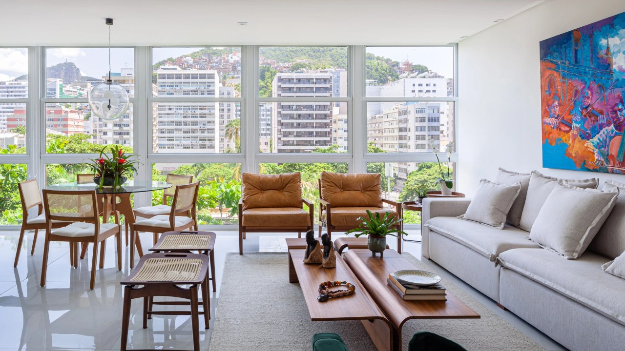 Apartamento no Rio ganha área social integrada e décor em tons de verde