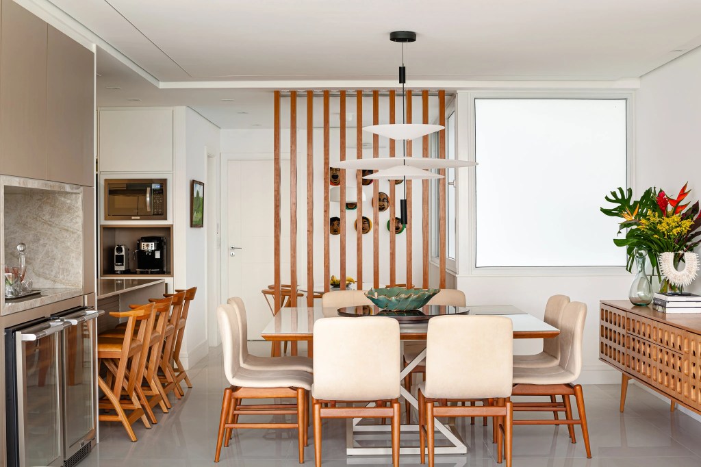 apartamento-rio-area-social-integrada-decor-verde-vivian-reimers-foto-dhani-borges-sala-jantar-cozinha3 Apartamento no Rio ganha área social integrada e décor em tons de verde
