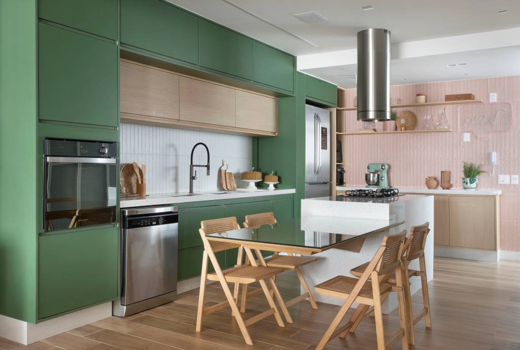 ape-160-m2-cara-casa-paleta-verde-rosa-neons-1 Apê de 160 m² ganha cara de casa com paleta verde e rosa e néons