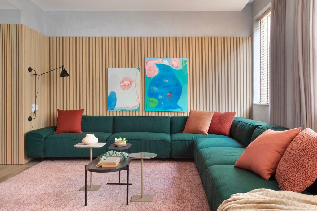Apê de 160 m² ganha cara de casa com paleta verde e rosa e néons