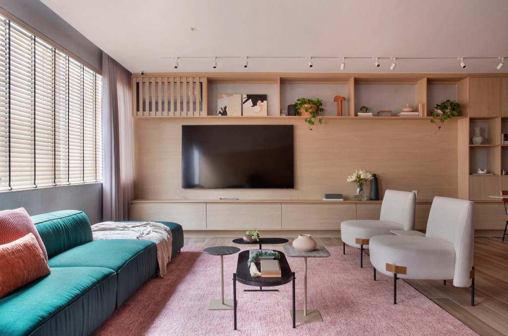 Apê de 160 m² ganha cara de casa com paleta verde e rosa e néons