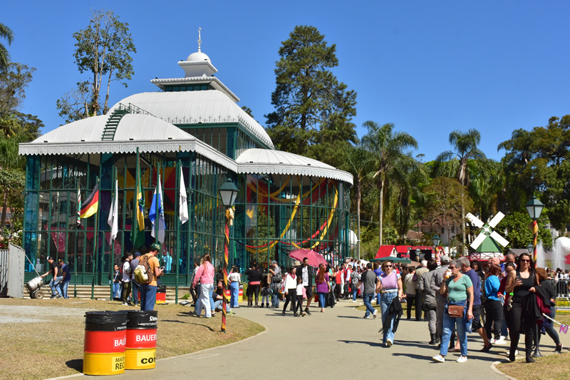 Foto mostra Bauernfest acontecendo no Palácio de Cristal, em Petrópolis