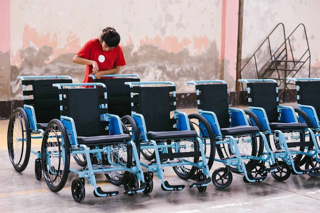 cadeiras-de-roda Canetas de insulina recicladas se transformam em cadeiras plásticas