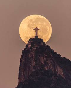 Leonardo Sens faz foto do Cristo Redentor em noite de Lua cheia