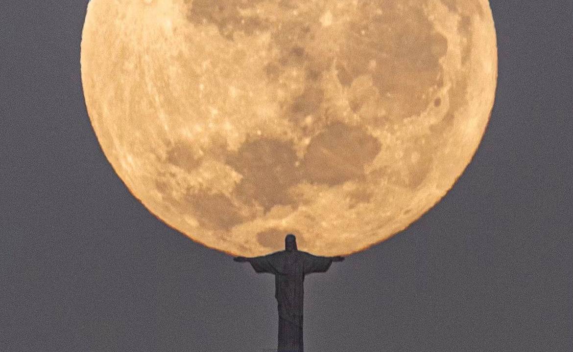 O fotógrafo Leonardo Sens registra o Cristo com a Lua cheia