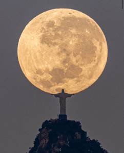 O fotógrafo Leonardo Sens registra o Cristo com a Lua cheia