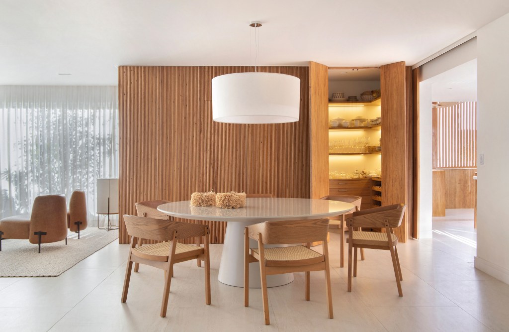Madeira e branco marcam o décor minimalista deste apê de 450 m²