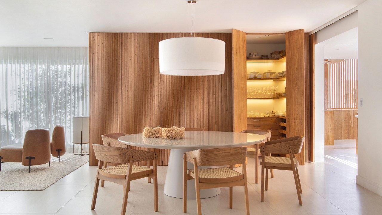 Madeira e branco marcam o décor minimalista deste apê de 450 m²
