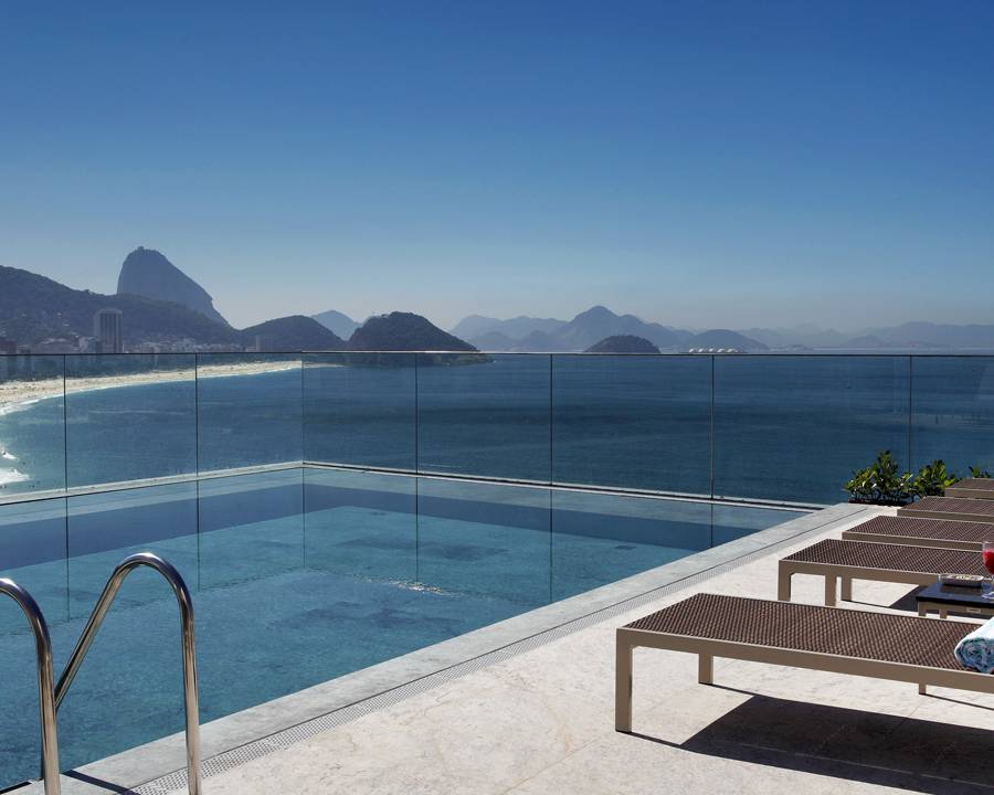 Foto mostra hotel Miramar com piscina de borda infinita