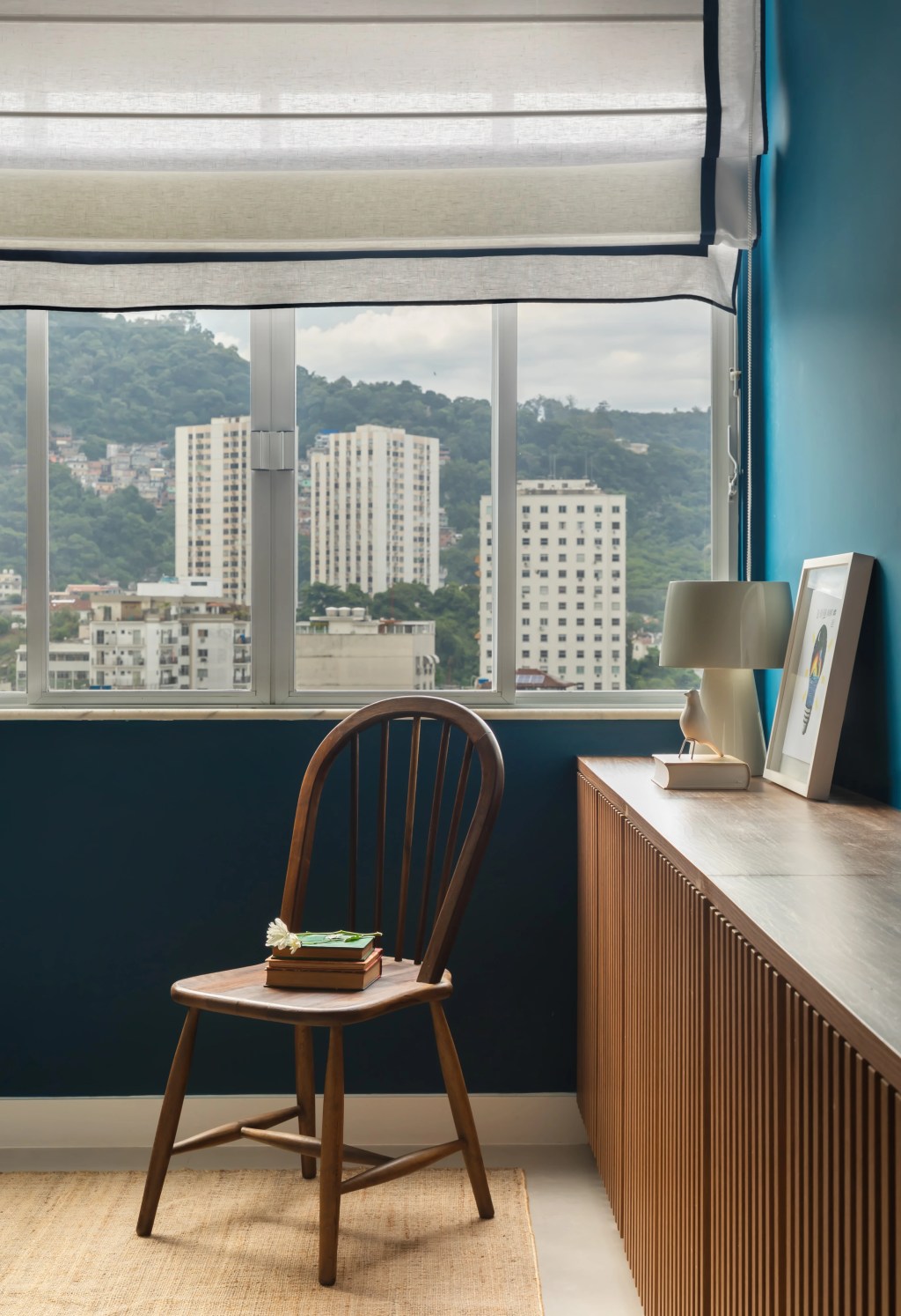 Paredes verdes e azuis marcam este apartamento despojado de 81 m²