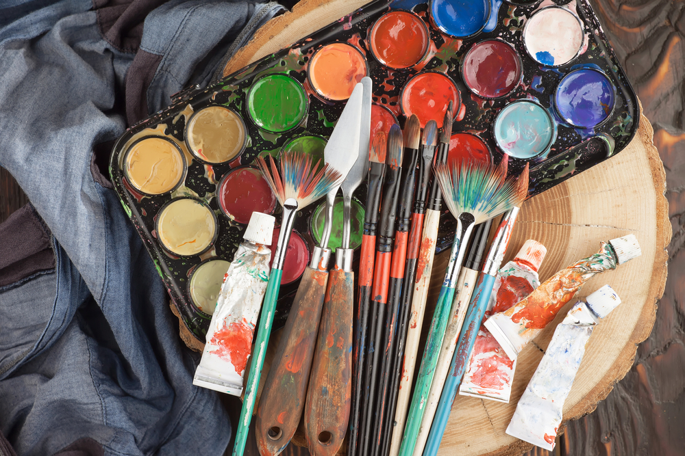 Pinceis e tintas.