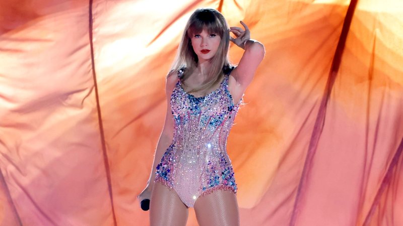 Foto mostra foto de Taylor Swift em turnê usando body brilhante