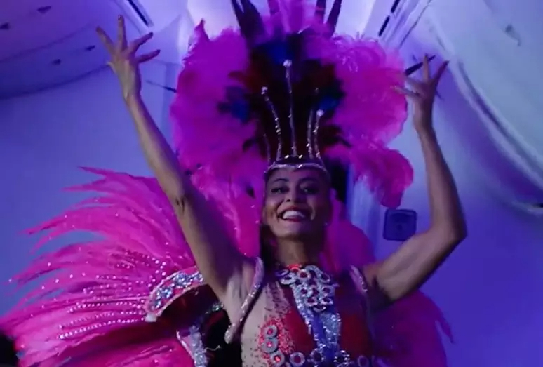 Juliana Paes com roupa de desfile de carnaval em tons de rosa