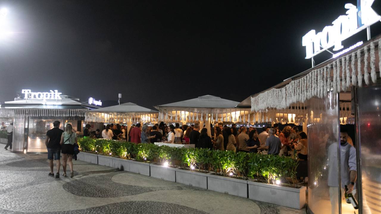 Foto mostra pessoas em quiosque em Copacabana