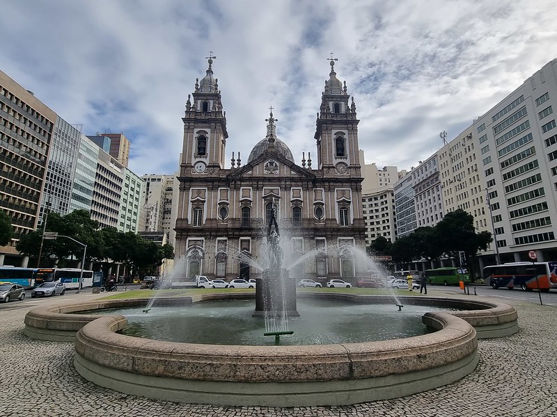 chafariz da candelaria. Criada pelo escultor Humberto Cozzo sob encomenda do prefeito Pedro Ernesto, a peça em bronze representa uma mulher reclinada, segurando uma ânfora de onde sai um jato d'água.