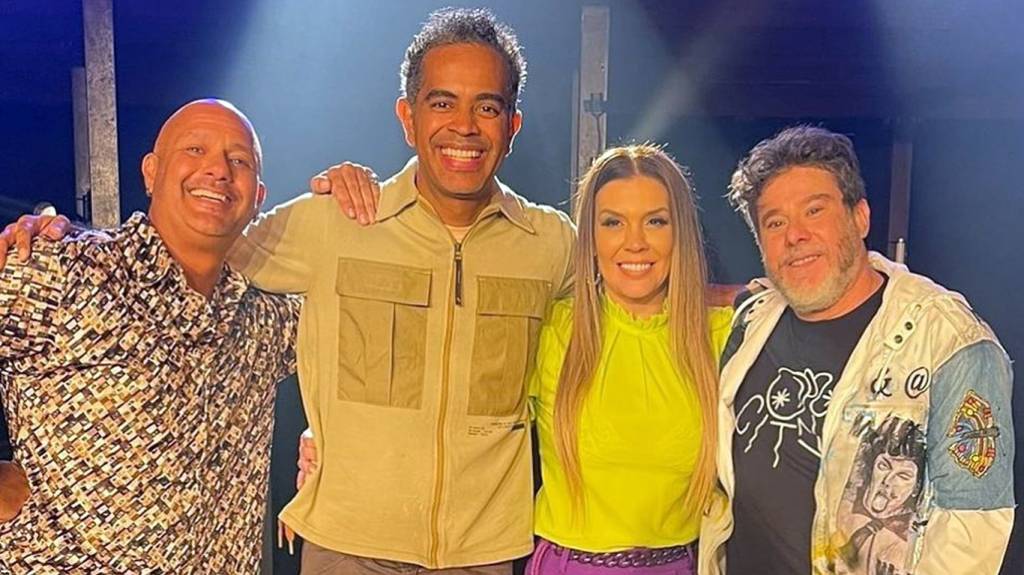 Balao-Magico Mike (homem branco careca, com olhos castanhos, com camisa de botão estampada), Jairzinho (homem negro de pele clara com com olhos castanhos, de camisa bege), Simony (mulher branca com o cabelo louro e olhos castanhos) e Tob (homem branco, de olhos claros cabelo castanho clara e barba grisalha, com blusa preta e jaqueta clara).