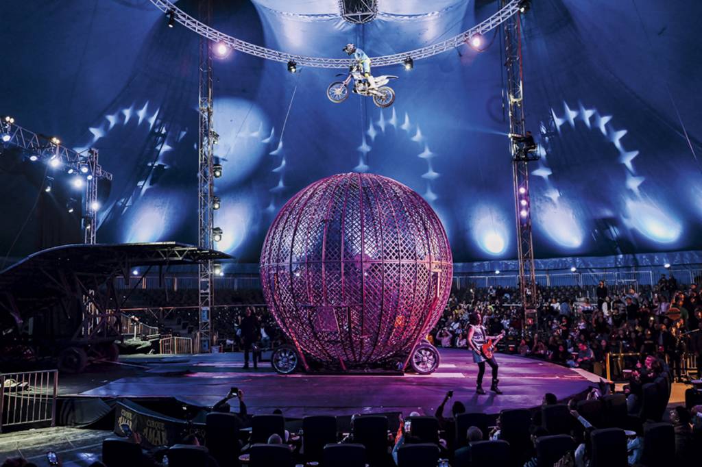 CIRQUE-AMAR_POR-ALEX-WOLOCH-9116-(2).jpg Cirque Amar