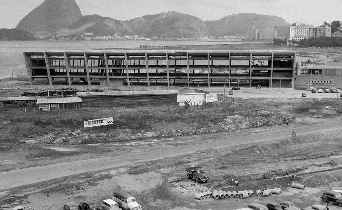 Foto em preto e branco com a estrutura do bloco de exposições do MAM