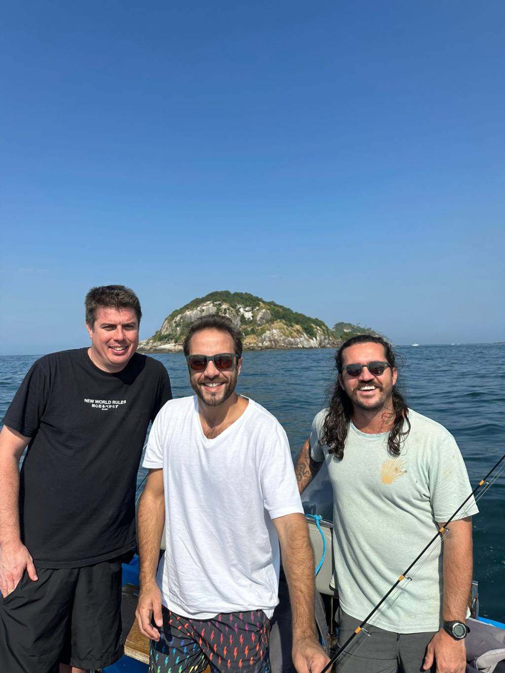 Baleias e golfinhos surpreendem chefs em sessão de pesca na Barra