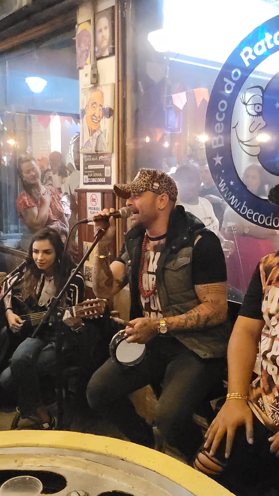 Diogo Nogueira faz show surpresa no Beco do Rato