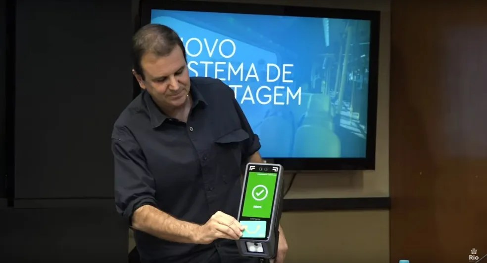 Prefeito Eduardo Paes demonstra o Jaé, sistema de bilhetagem da Prefeitura do Rio . prefeitura reprodução