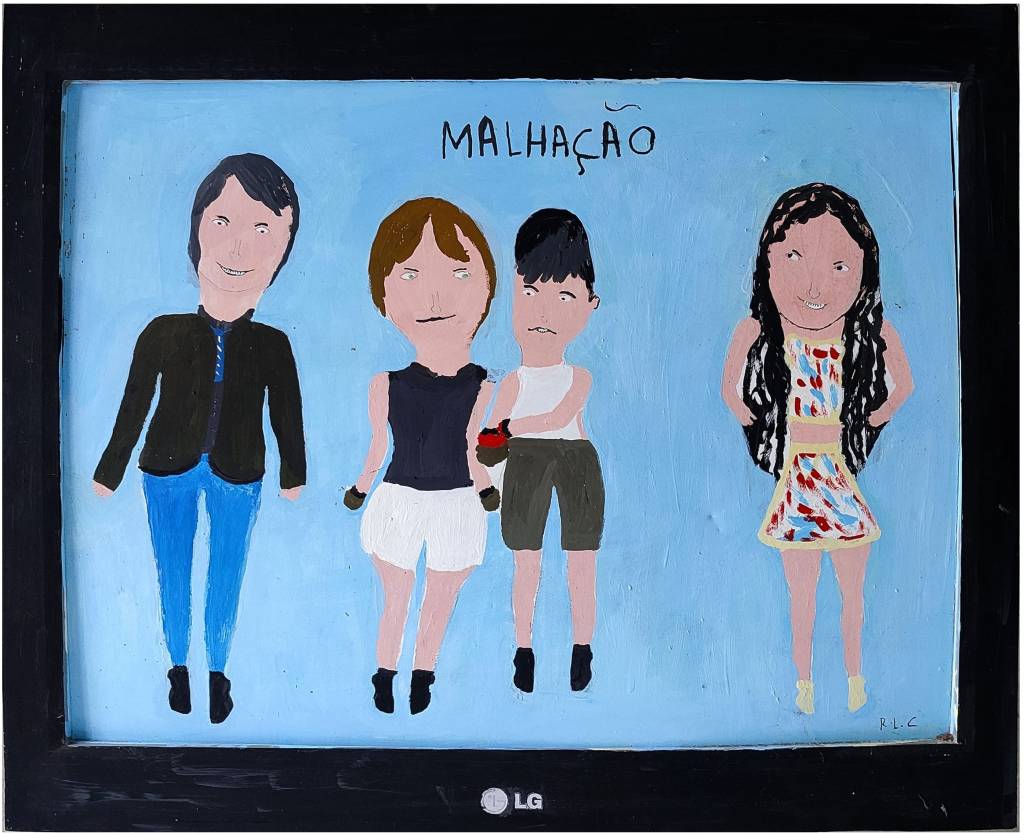 Roxinha_selecionada01 (1) Pintura com fundo azul com quatro pessoas brancas de cabelo escuro. No alto, está escrito: Malhação, nome da novela que inspirou o trabalho.