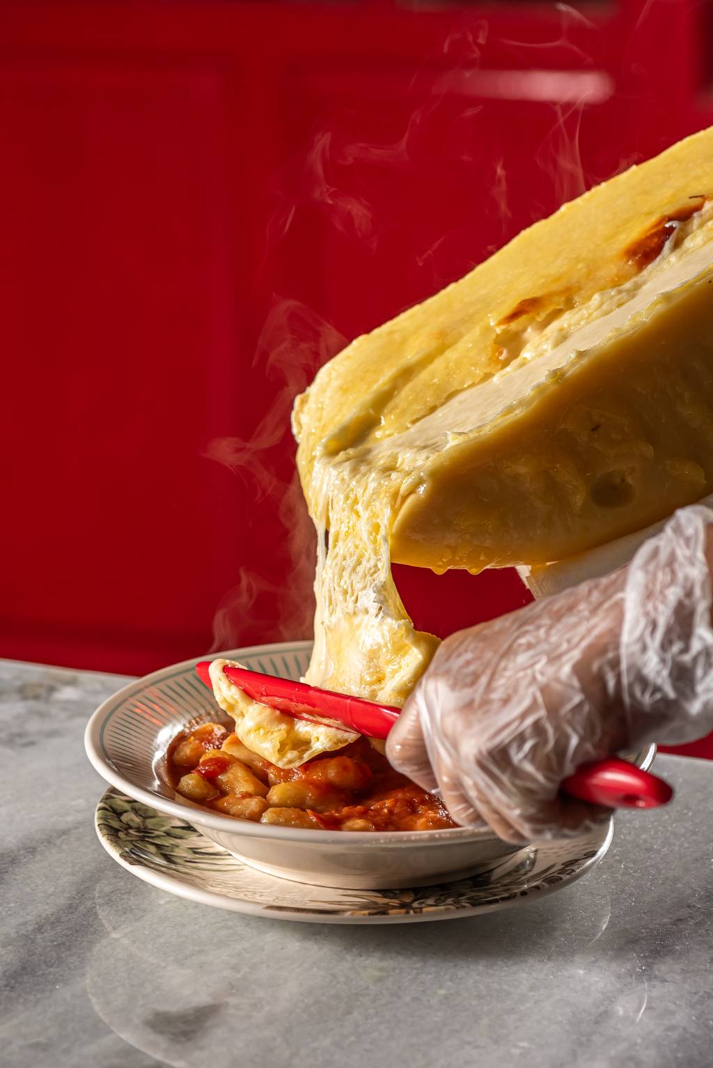 Foto mostra nhoque com queijo derretido