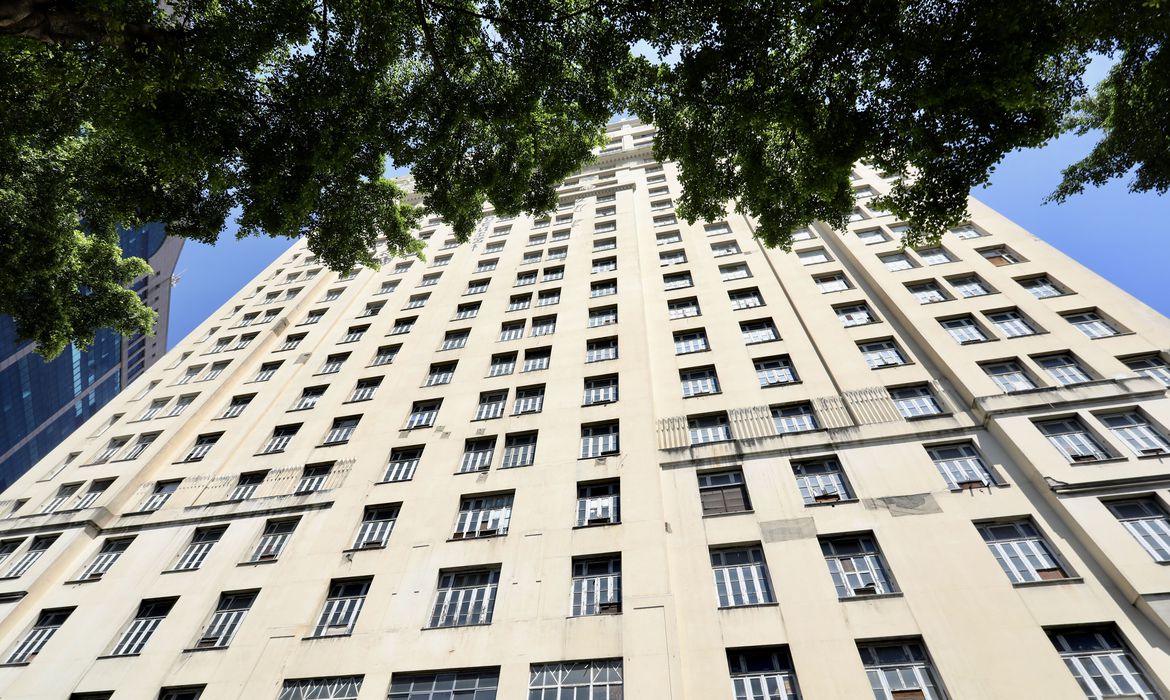 Rio de Janeiro (RJ) - Edifíco 'A Noite' - O prédio, erguido na década de 1920, é um marco na história da arquitetura brasileira. O primeiro arranha-céu da América Latina foi o lar da pioneira Rádio Nacional durante as várias décadas.