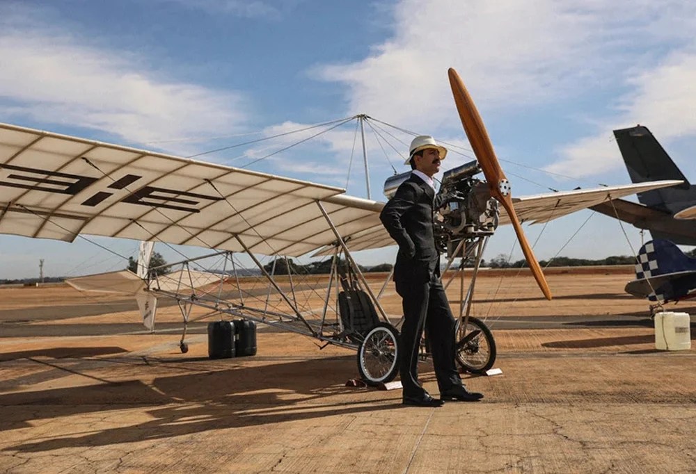 Foto mostra modelo de aeronave antigo de Santos Dumont