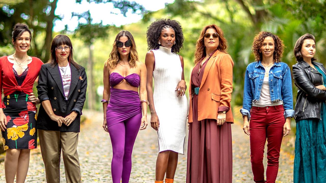 Foto mostra elenco de novela com sete atrizes. No canto direito, está Monica Iozzi