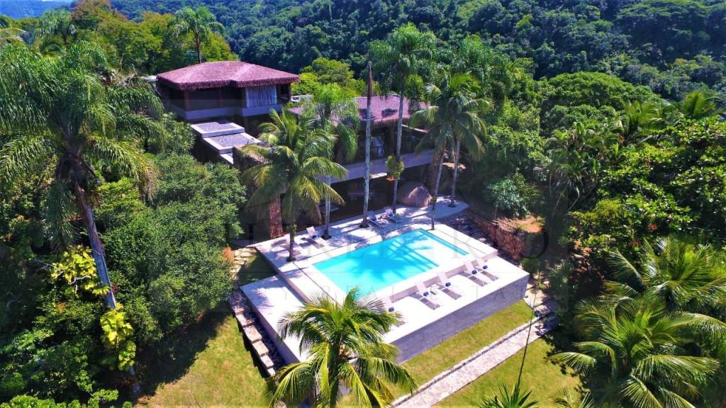 Foto mostra casa e piscina de luxo na Ilha do Japão