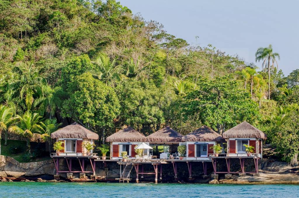 Foto mostra bangalôs da Ilha do Maná