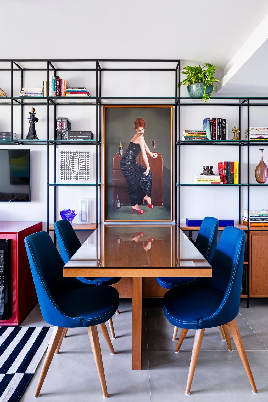 Loft de 45 m² ganha décor descolado baseado na coleção de arte do morador