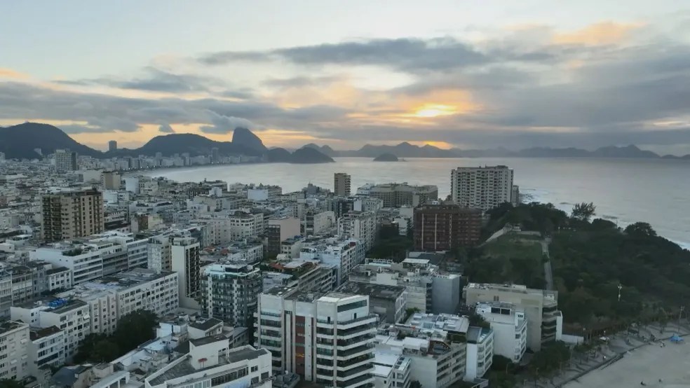 Foto mostra vista pra Praia de Copacabana e dos prédios do bairro