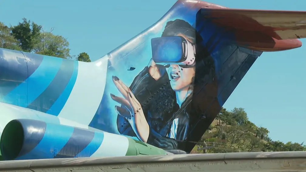 Metaverso? Por que prefeito de Barra do Piraí instalou avião em praça
