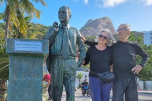 Roberto Sá e Clara Arthaud com a nova estátua