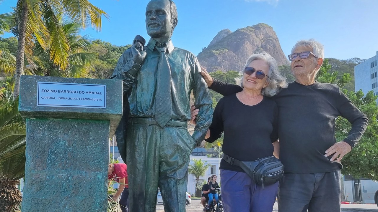 Roberto Sá e Clara Arthaud com a nova estátua