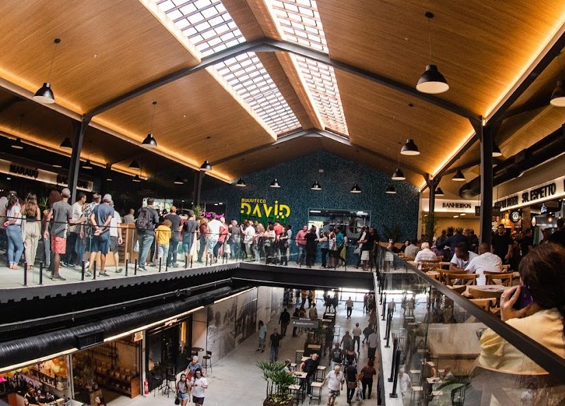 Foto mostra mercado municipal de niterói cheio de visitantes