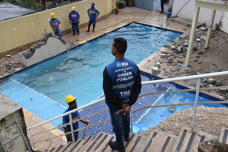 Casa na Rocinha com piscina e cascata é demolida em ação da prefeitura