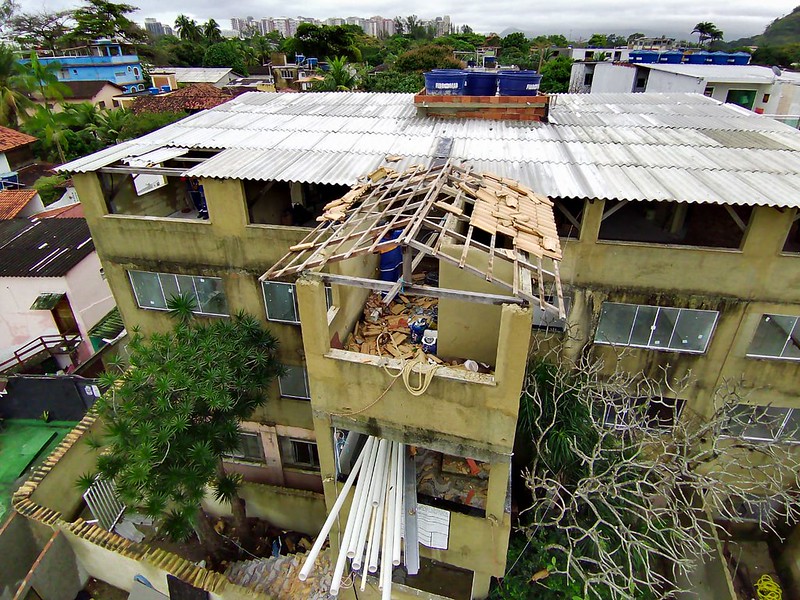 demolição de um prédio de quatro andares erguido irregularmente na Ilha da Gigoia, em área sob influência do crime organizado.