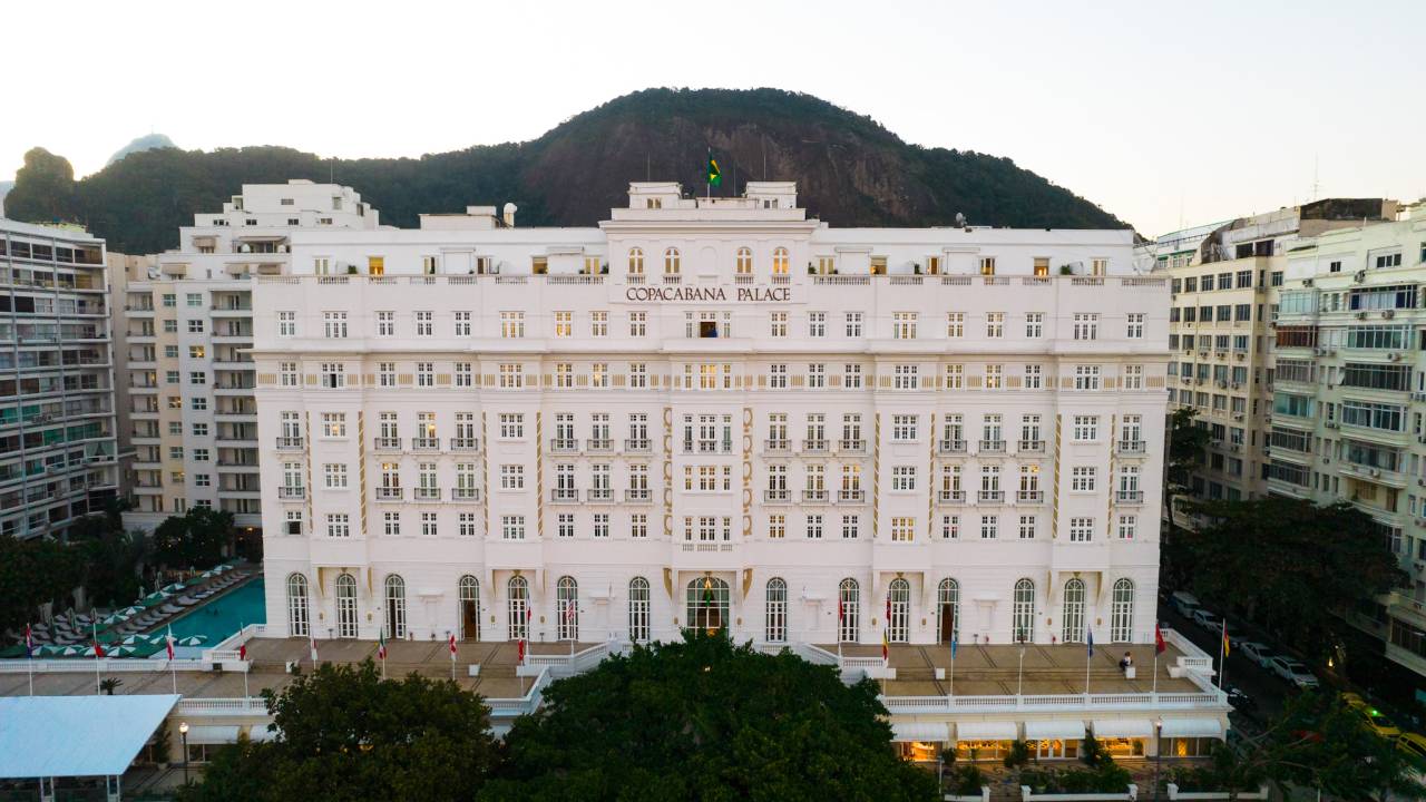 Centenário do Copacabana Palace: nova fachada com tom perolado no lugar do cinza