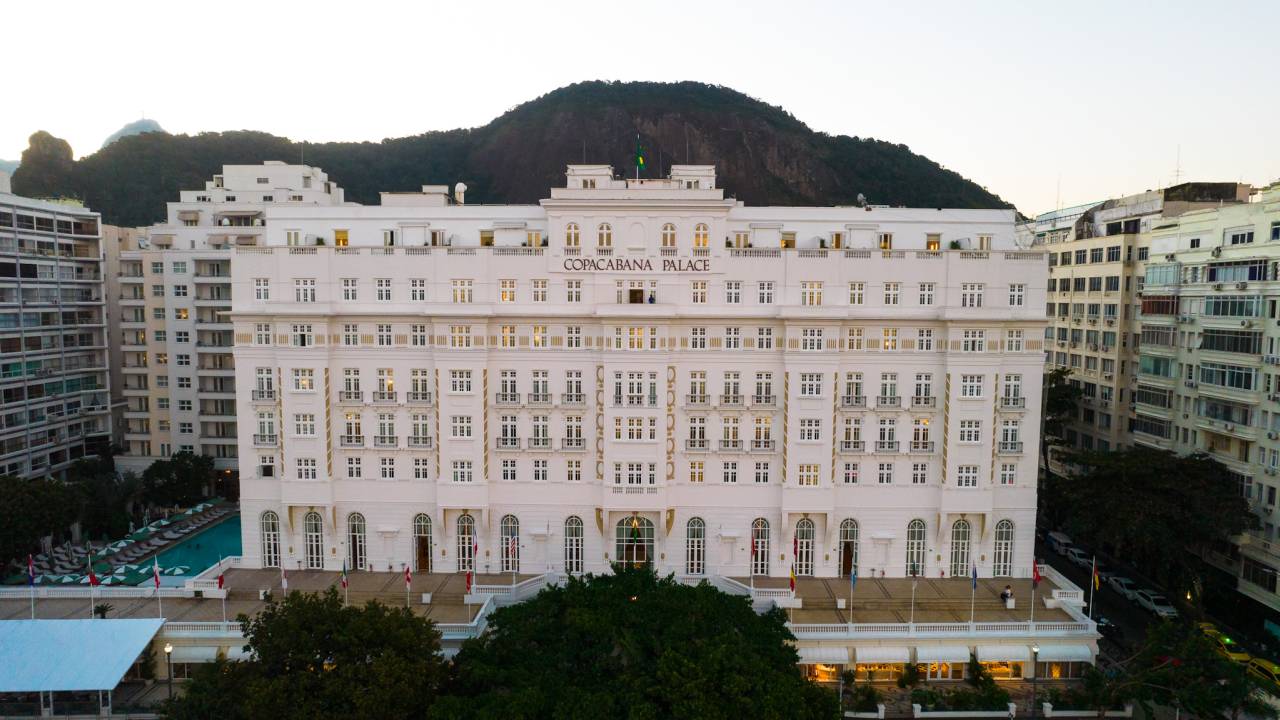 Centenário do Copacabana Palace: nova fachada com tom perolado no lugar do cinza