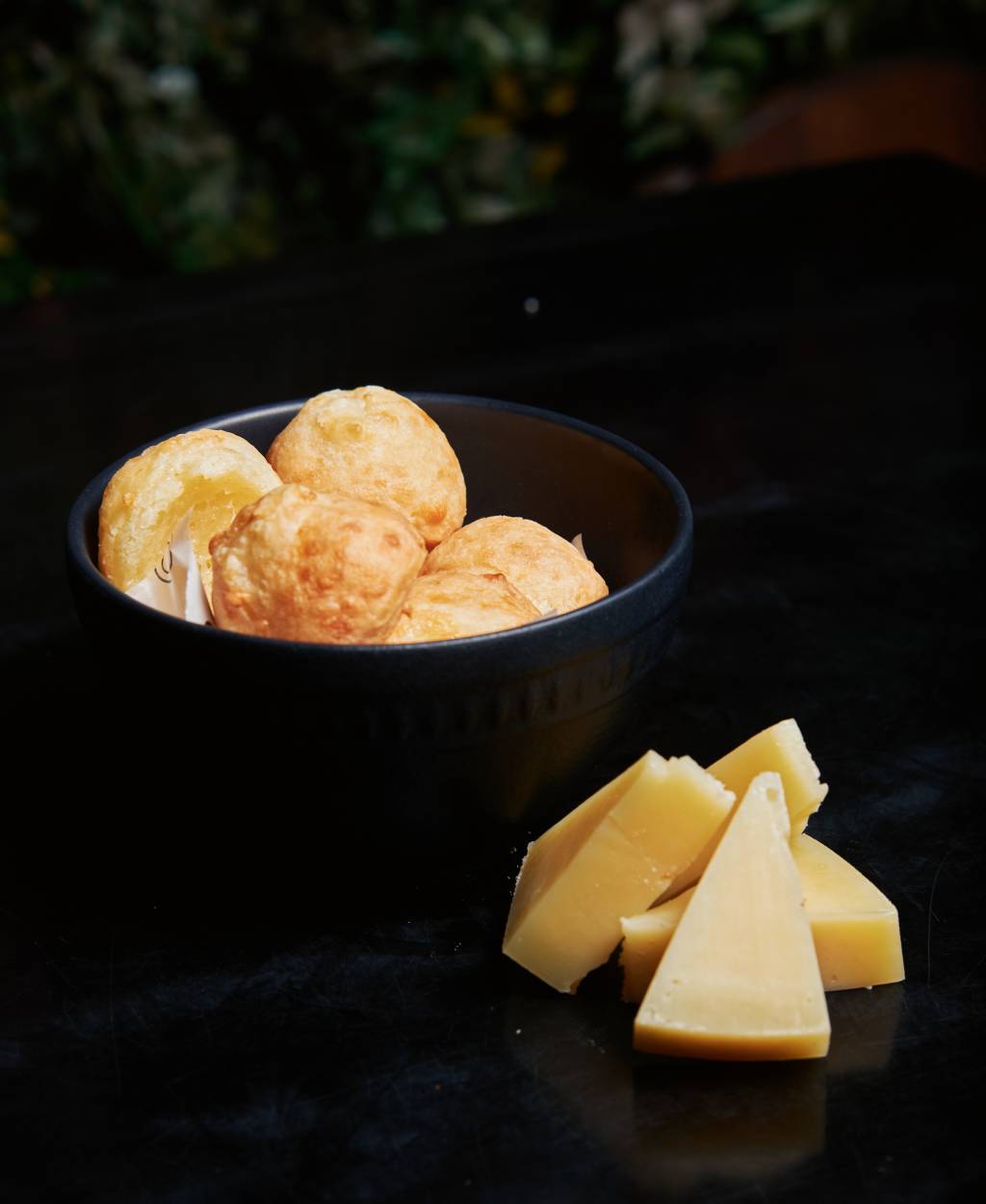 Dark: sabores diversos feitos na casa com queijo parmesão