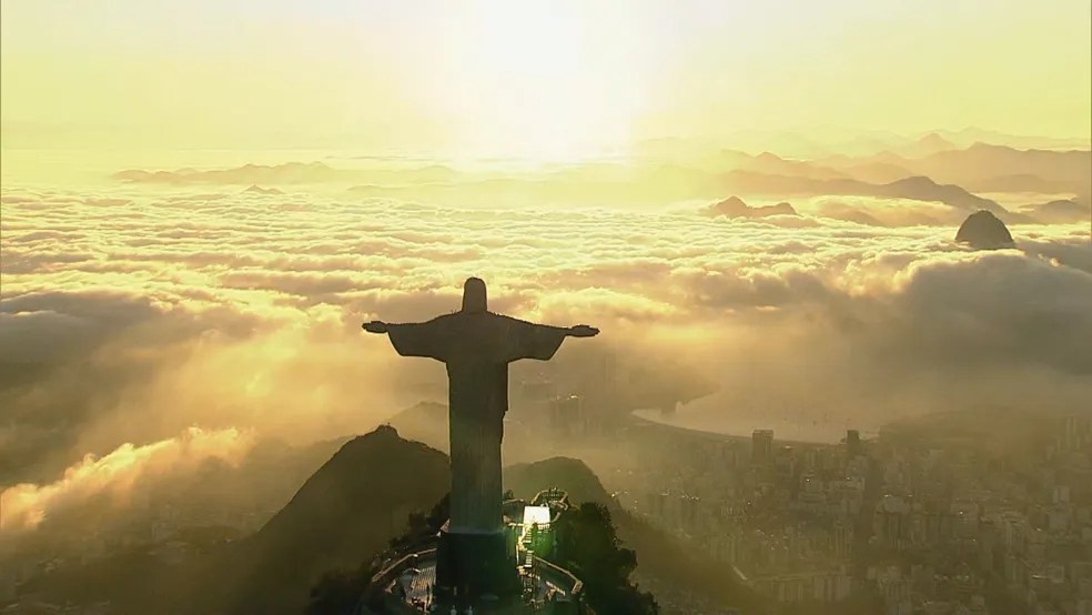 Nevoeiro cobre o céu do centro do Rio