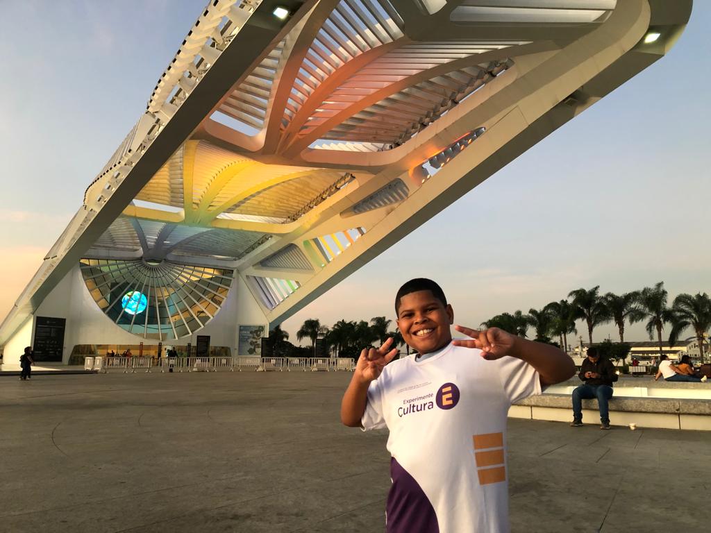 Foto mostra estudante no Museu do Amanhã