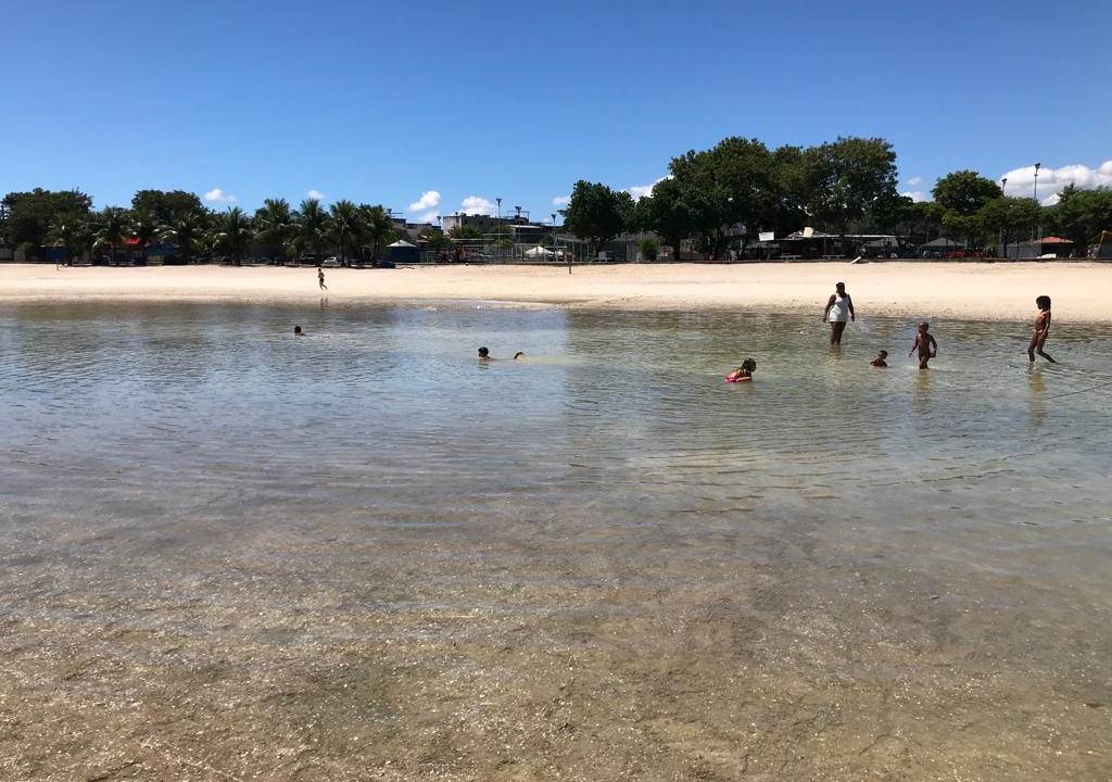 Foto mostra piscinão de Ramos