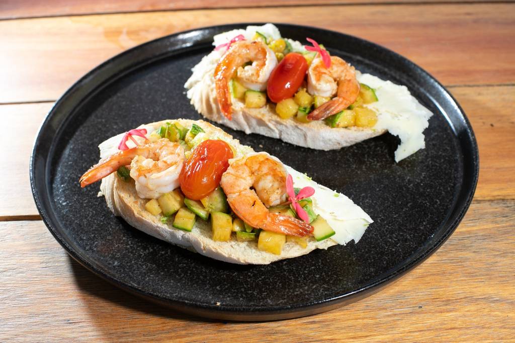 Praiô – Melhor aperitivo Praiô: bruschettas de estilo mediterrâneo com camarão no Recreio