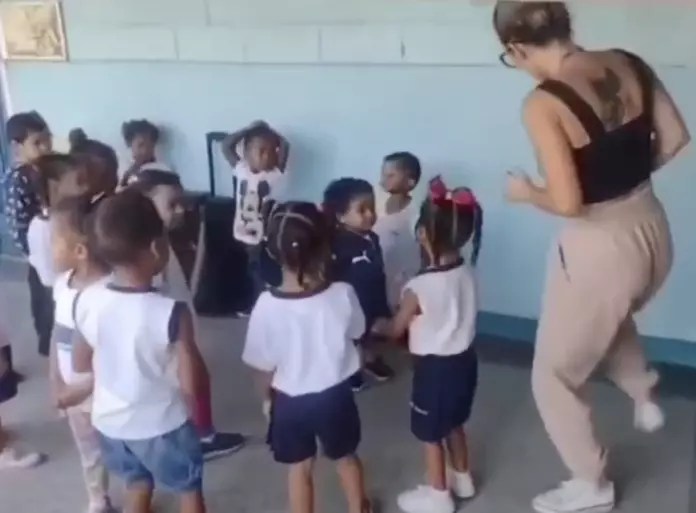 Em mais uma polêmica, prefeitura afasta diretora que dançou funk em escola